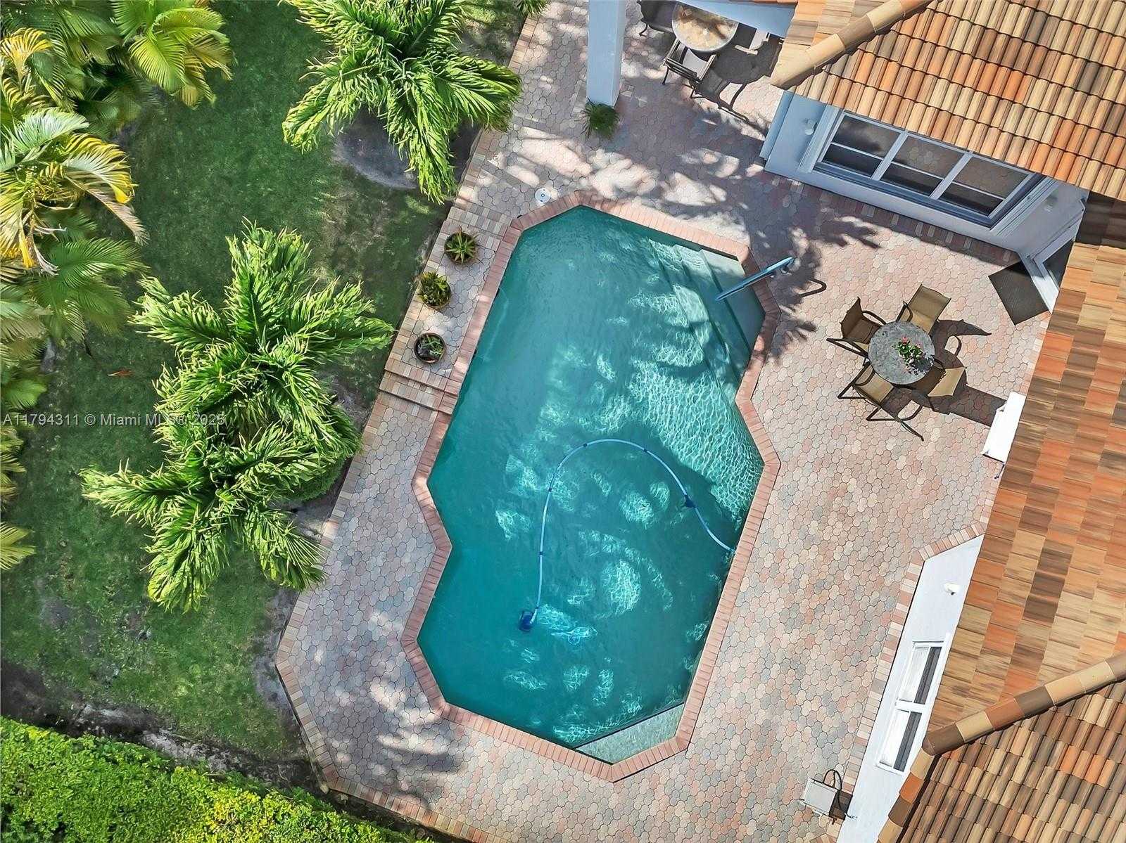 Small Image of 4123 WEST LAKE ESTATES DR, Davie Number 3