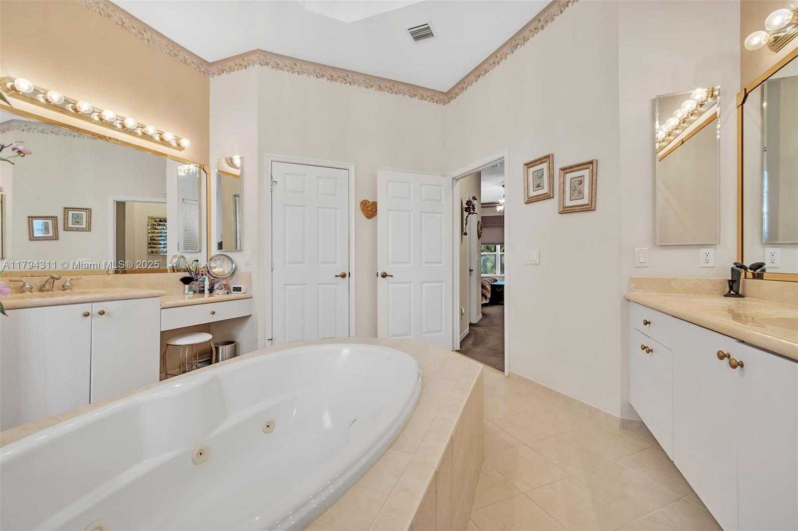 Small Image of 4123 WEST LAKE ESTATES DR, Davie Number 32