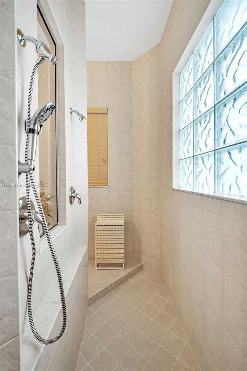 Small Image of 4123 WEST LAKE ESTATES DR, Davie Number 33
