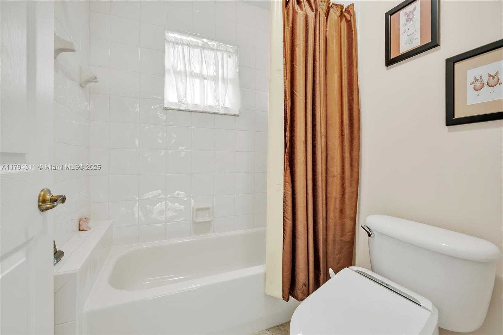 Small Image of 4123 WEST LAKE ESTATES DR, Davie Number 39