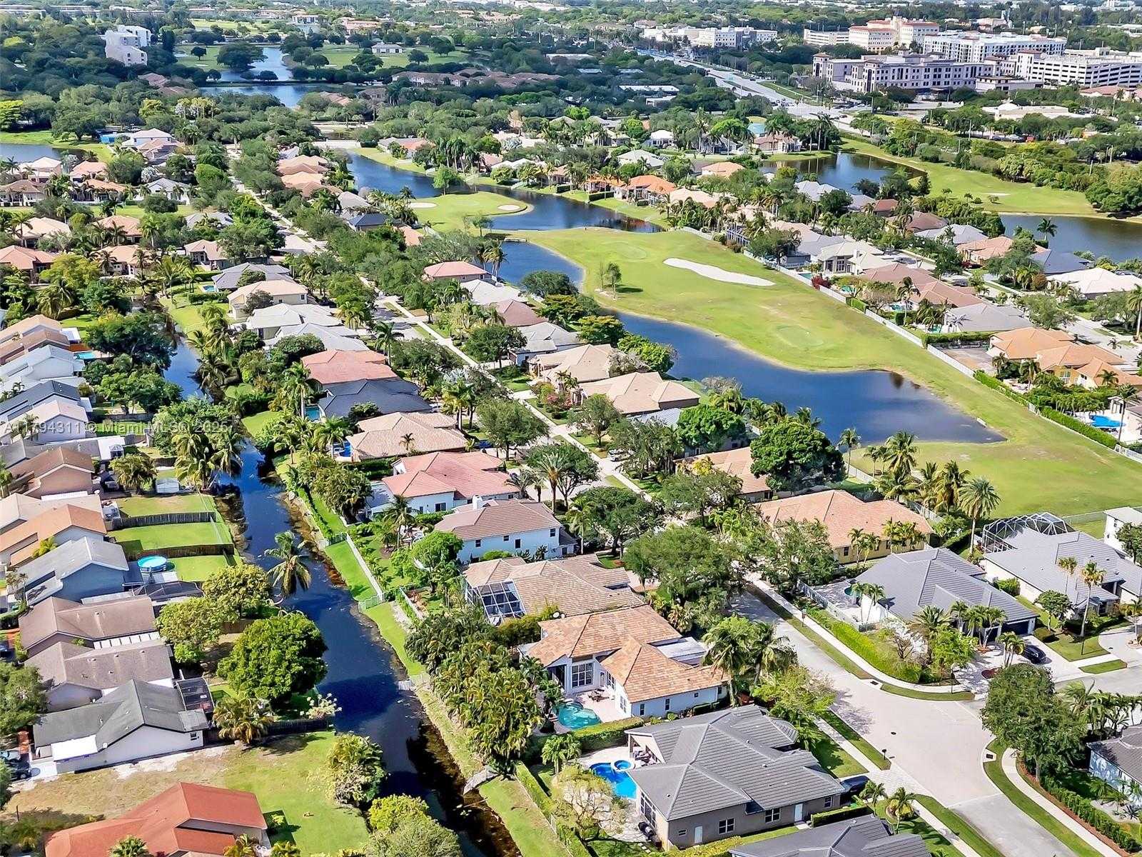 Small Image of 4123 WEST LAKE ESTATES DR, Davie Number 54