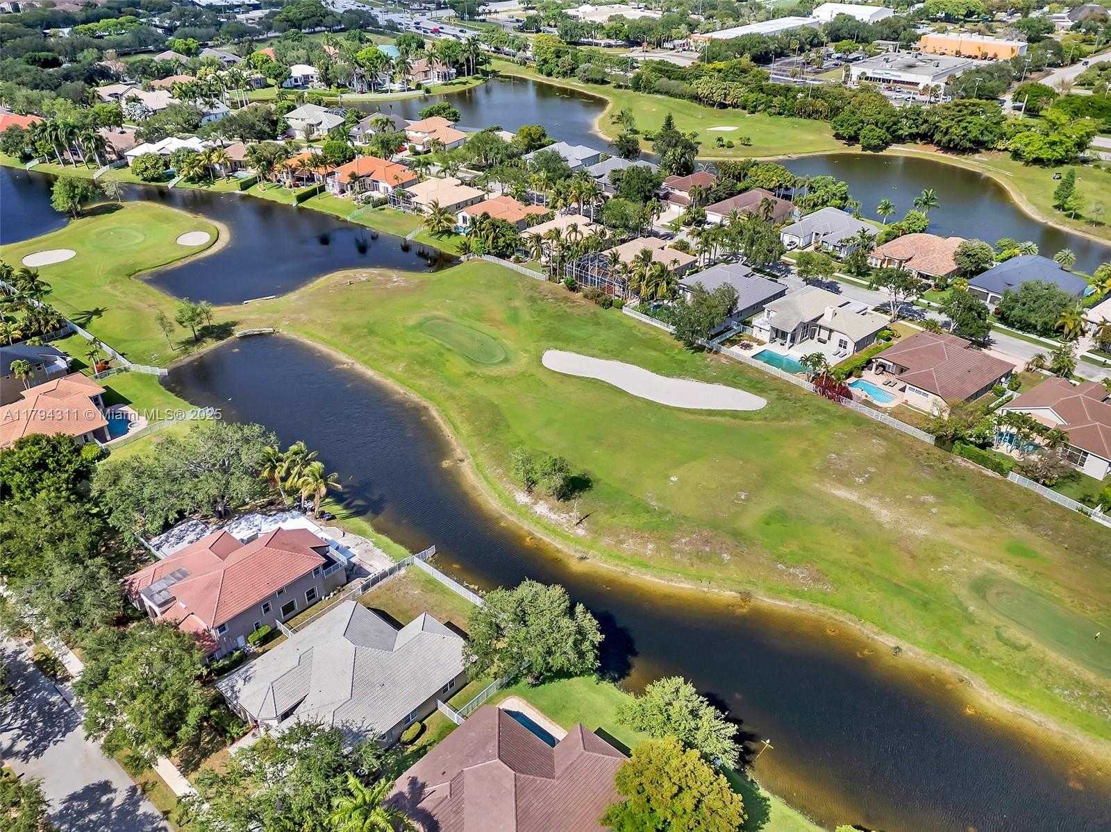 Small Image of 4123 WEST LAKE ESTATES DR, Davie Number 55