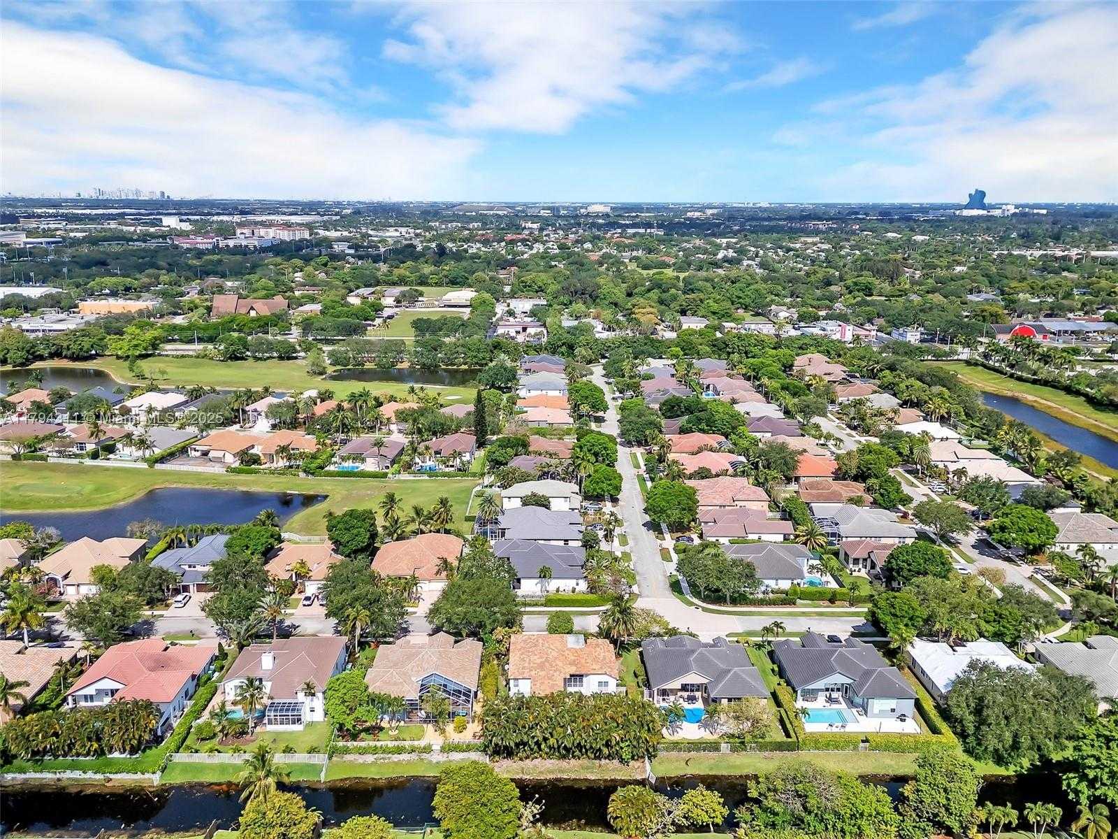 Small Image of 4123 WEST LAKE ESTATES DR, Davie Number 56