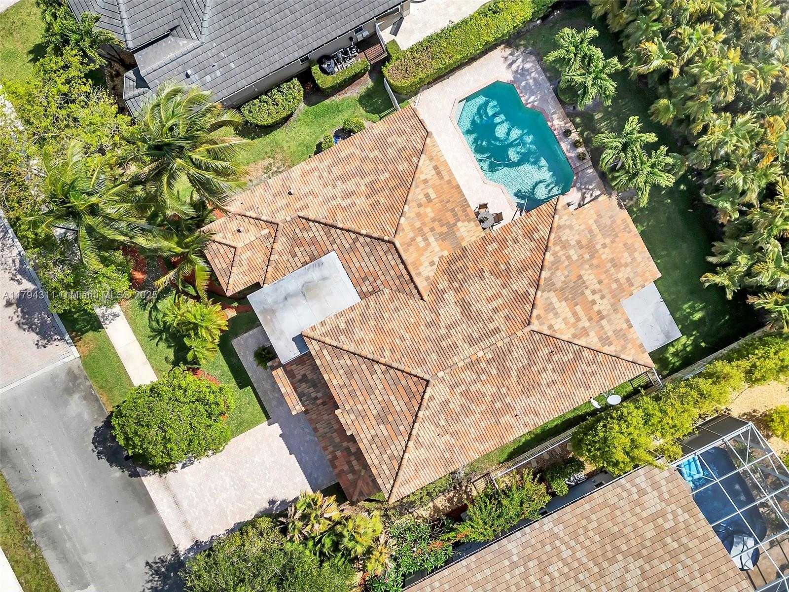 Small Image of 4123 WEST LAKE ESTATES DR, Davie Number 7