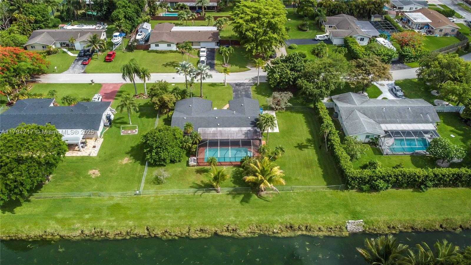 Small Image of 8885 SOUTH WEST 182ND TER, Palmetto Bay Number 2