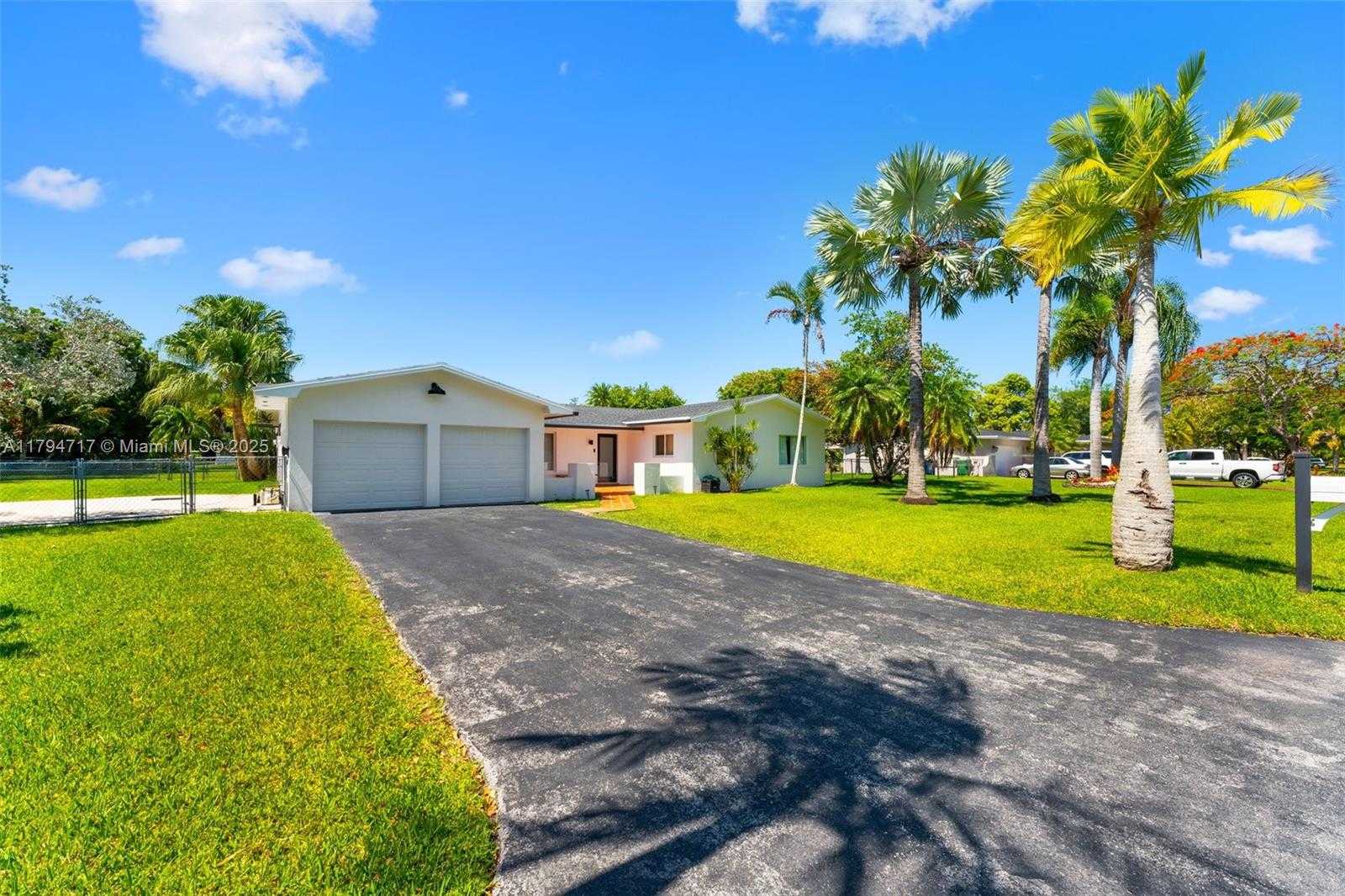 Small Image of 8885 SOUTH WEST 182ND TER, Palmetto Bay Number 4