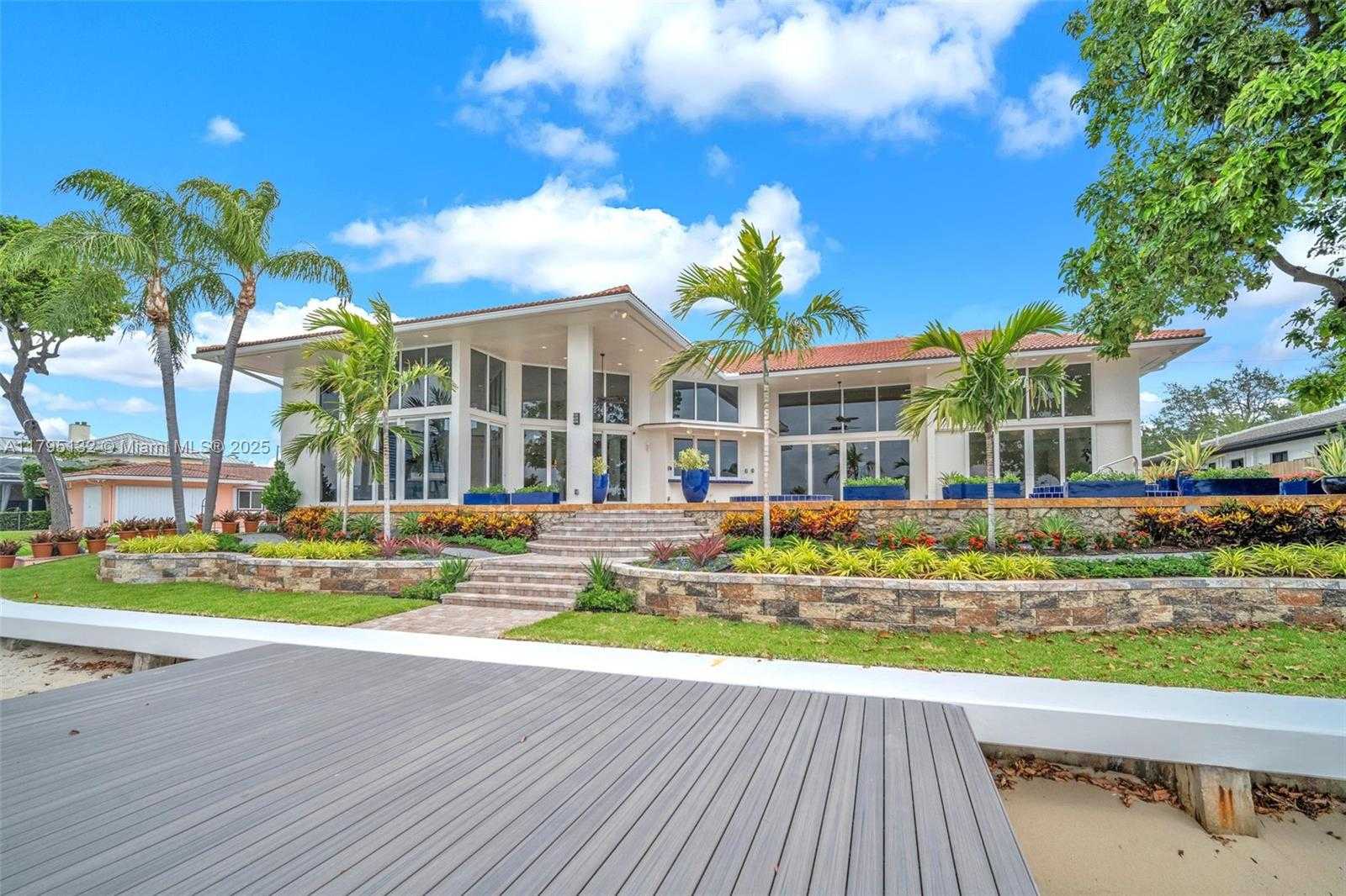 Small Image of 1925 Harbourview Dr, Fort Lauderdale, FL 33316, USA Number 2