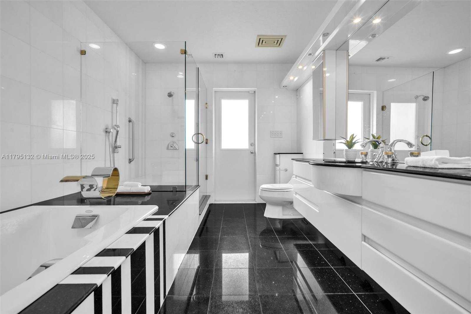 Small Image of 1925 Harbourview Dr, Fort Lauderdale, FL 33316, USA Number 28