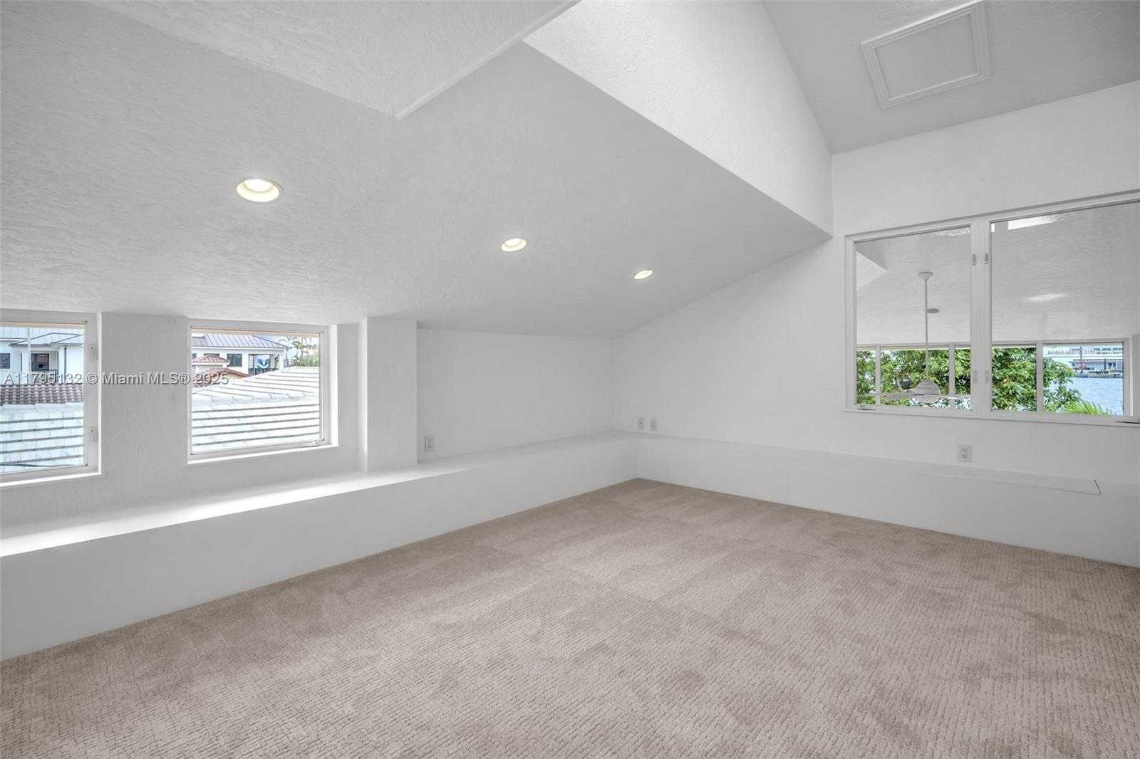Small Image of 1925 Harbourview Dr, Fort Lauderdale, FL 33316, USA Number 31
