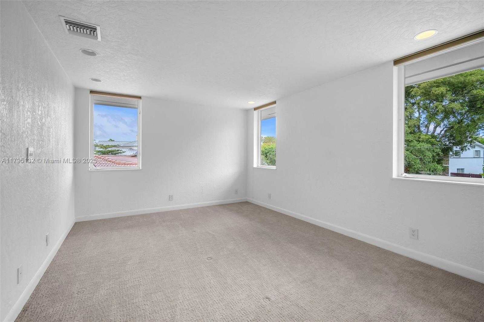 Small Image of 1925 Harbourview Dr, Fort Lauderdale, FL 33316, USA Number 32