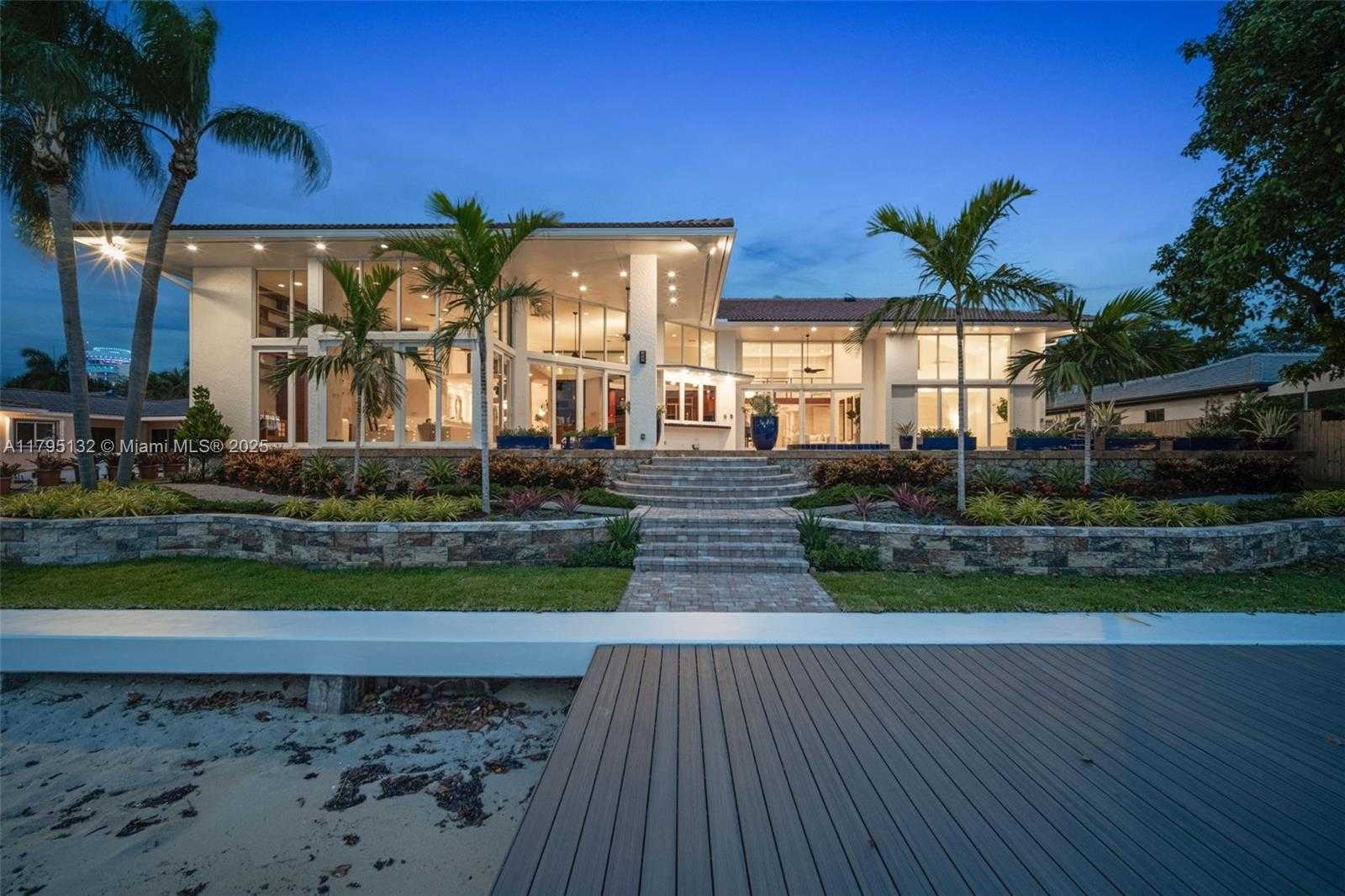 Small Image of 1925 Harbourview Dr, Fort Lauderdale, FL 33316, USA Number 5