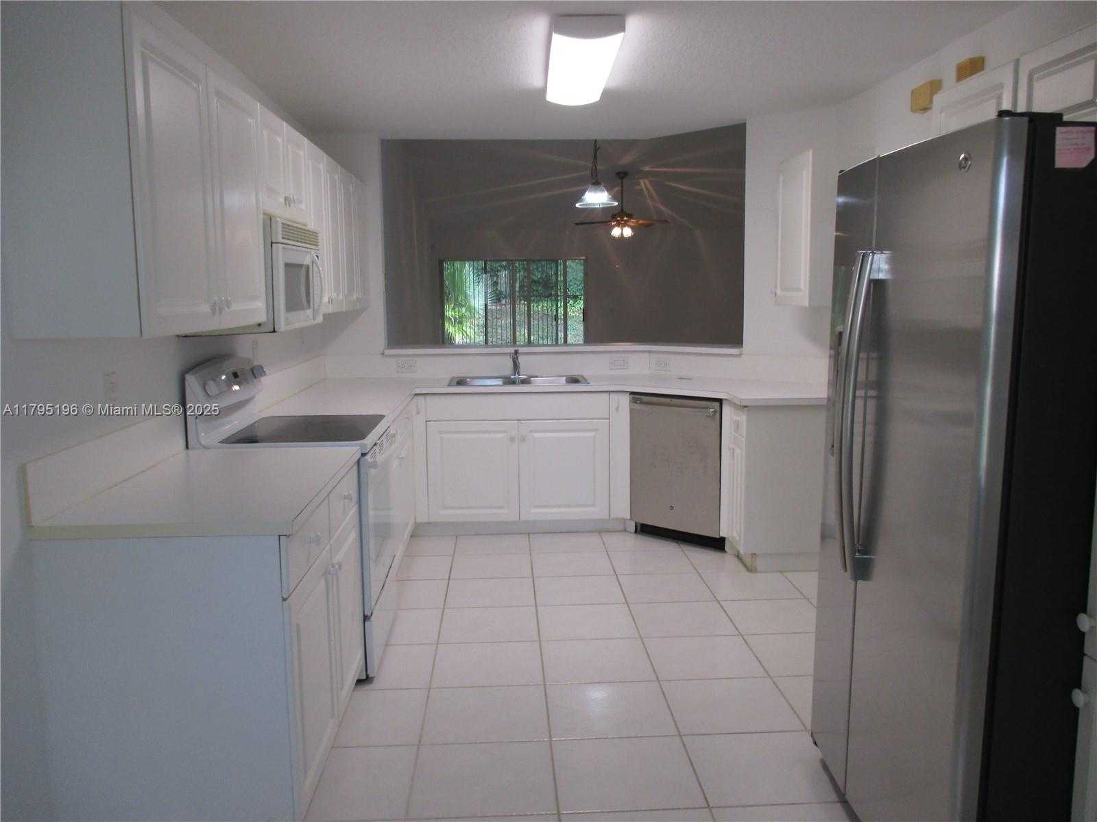Small Image of 4112 PINE RIDGE LN, Weston Number 2