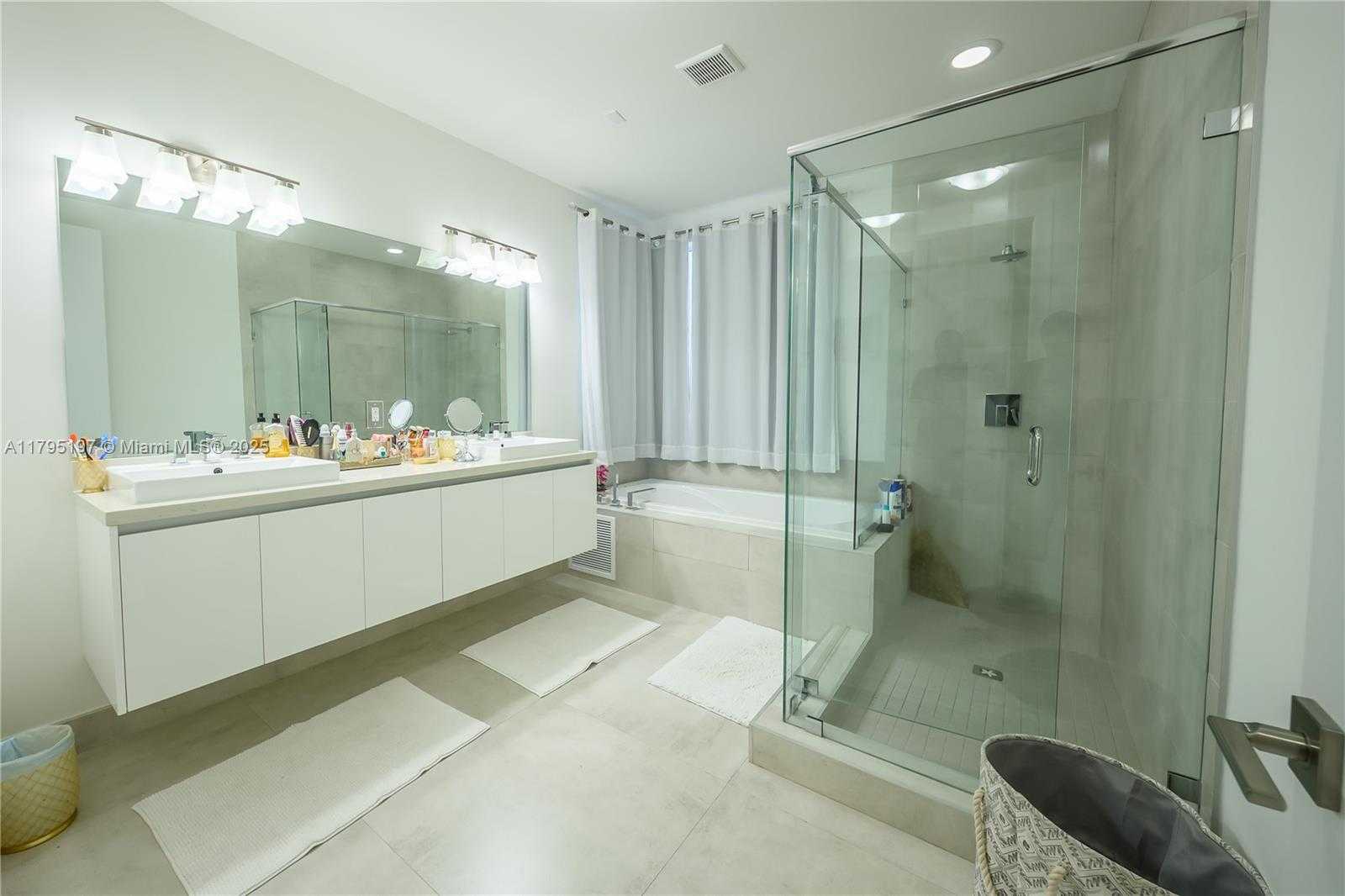 Small Image of 10126 NORTH WEST 76TH TER, Doral Number 21