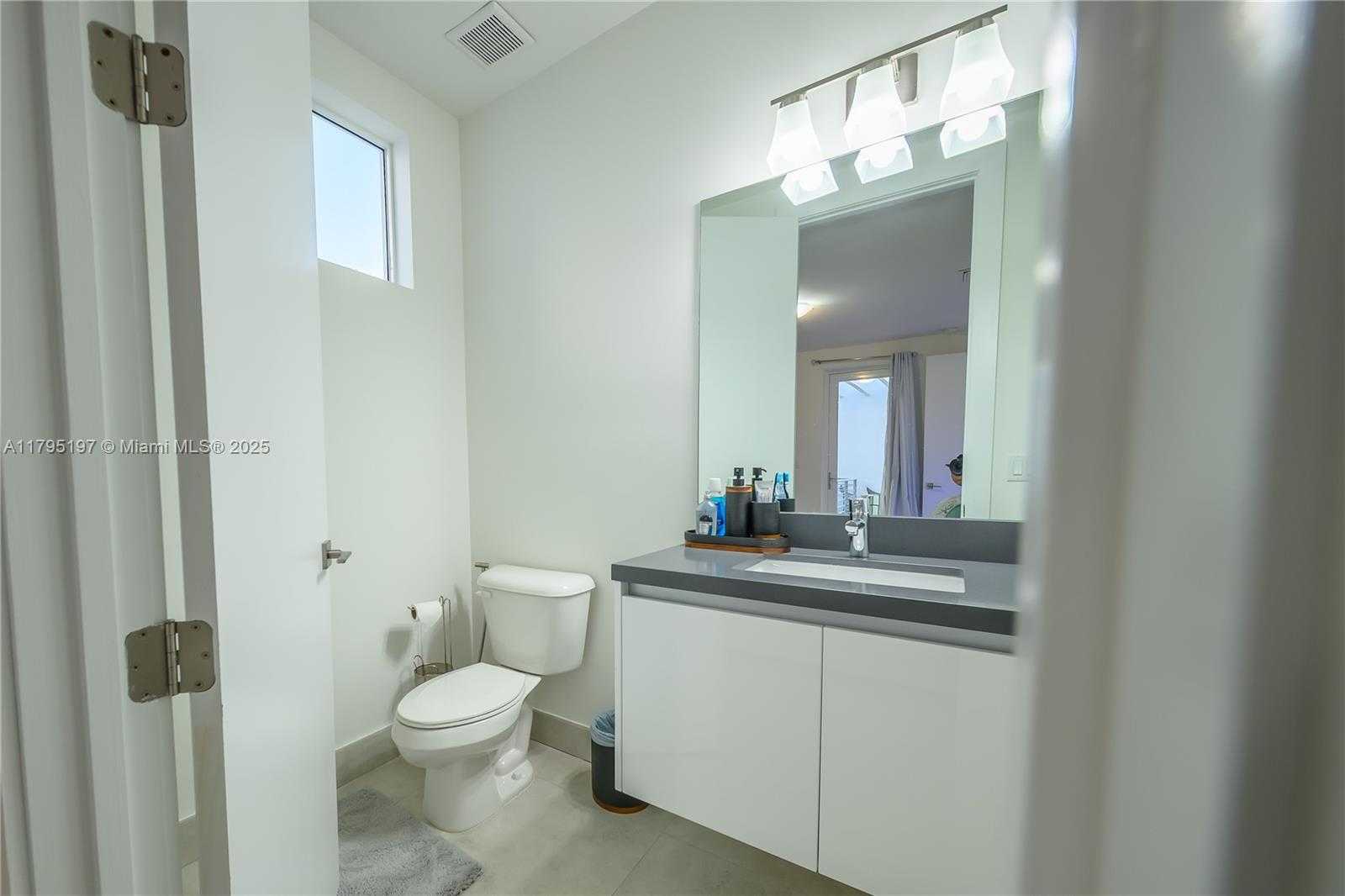 Small Image of 10126 NORTH WEST 76TH TER, Doral Number 28