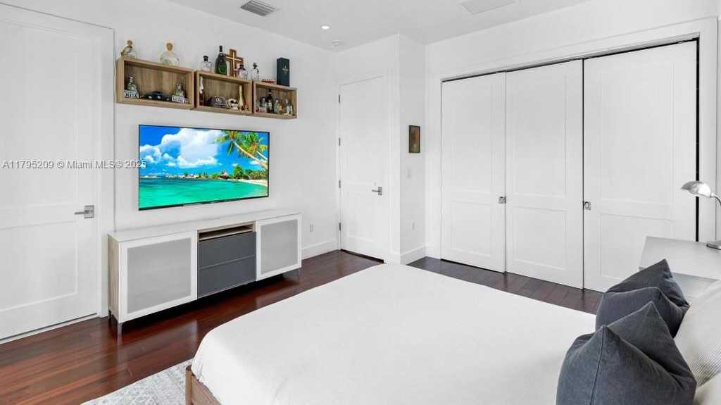 Small Image of 689 GLENRIDGE RD, Key Biscayne Number 33