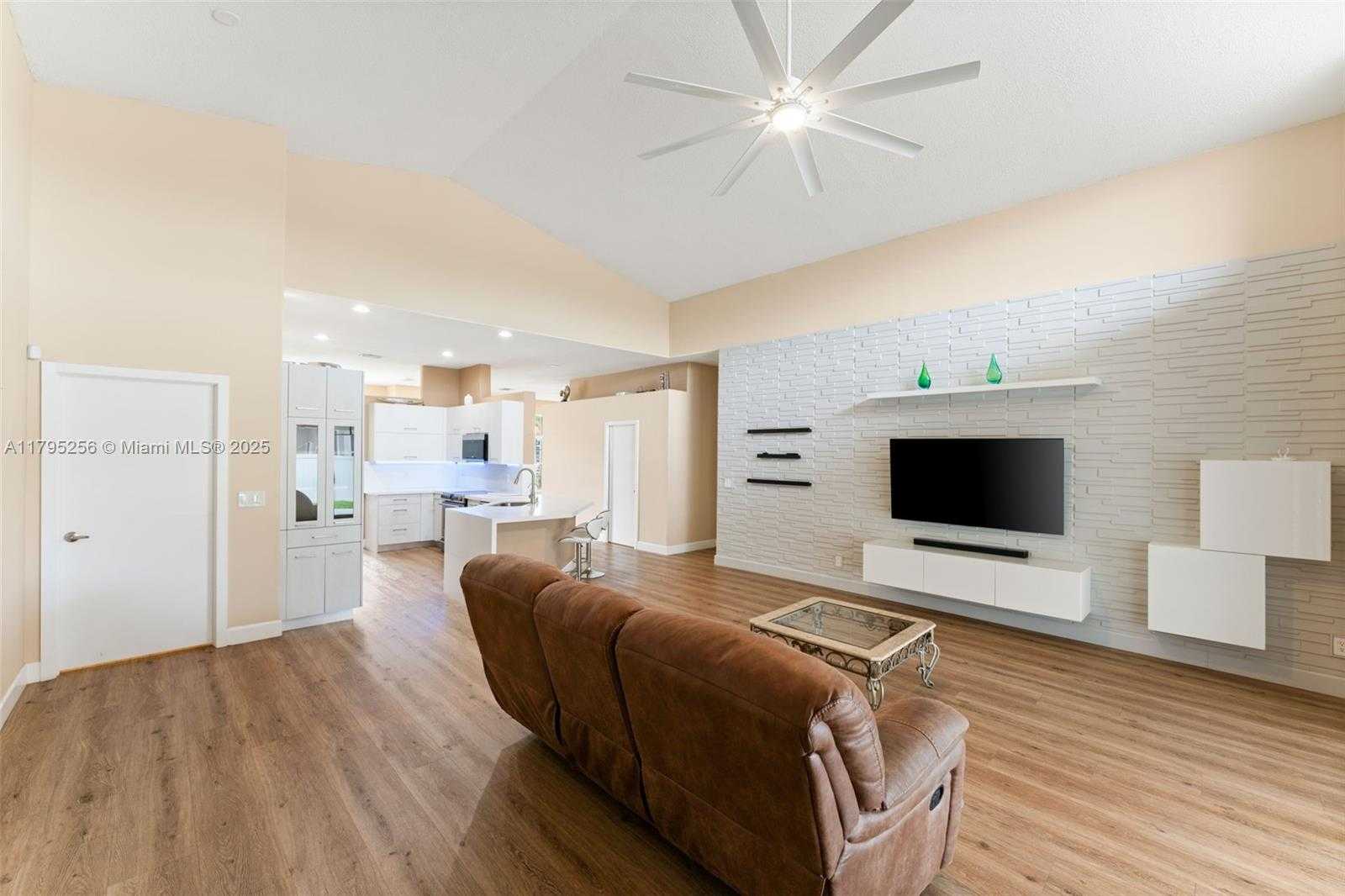 Small Image of 18361 NORTH WEST 10TH ST, Pembroke Pines Number 37