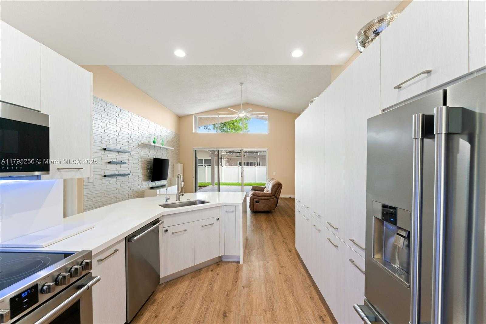 Small Image of 18361 NORTH WEST 10TH ST, Pembroke Pines Number 9
