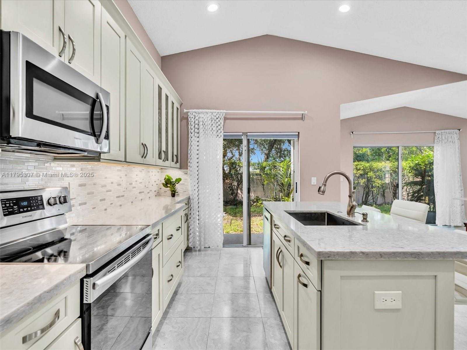 Small Image of 102 GABLES BLVD, Weston Number 10