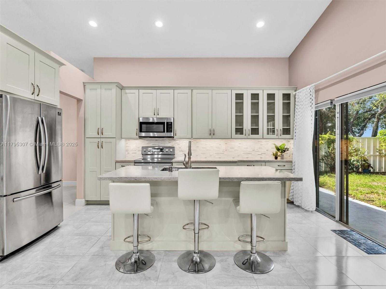 Small Image of 102 GABLES BLVD, Weston Number 13