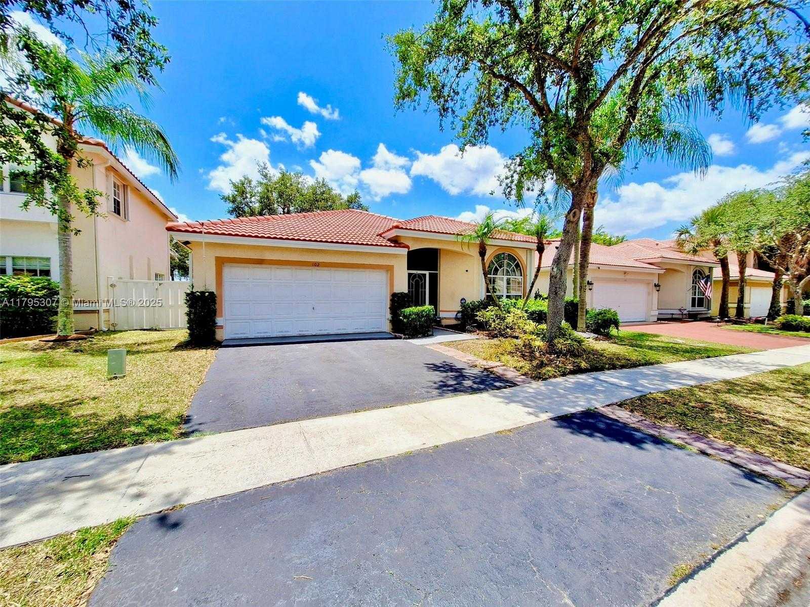 Small Image of 102 GABLES BLVD, Weston Number 2