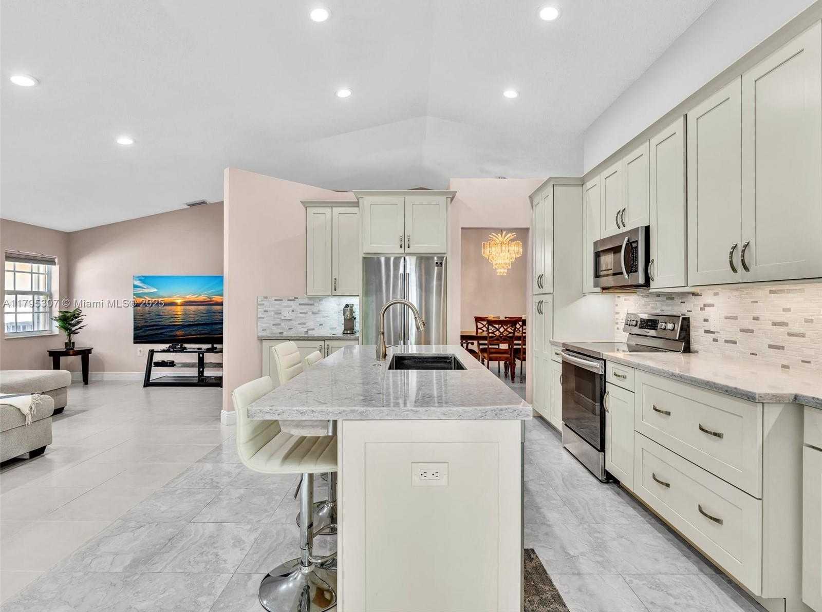 Small Image of 102 GABLES BLVD, Weston Number 20