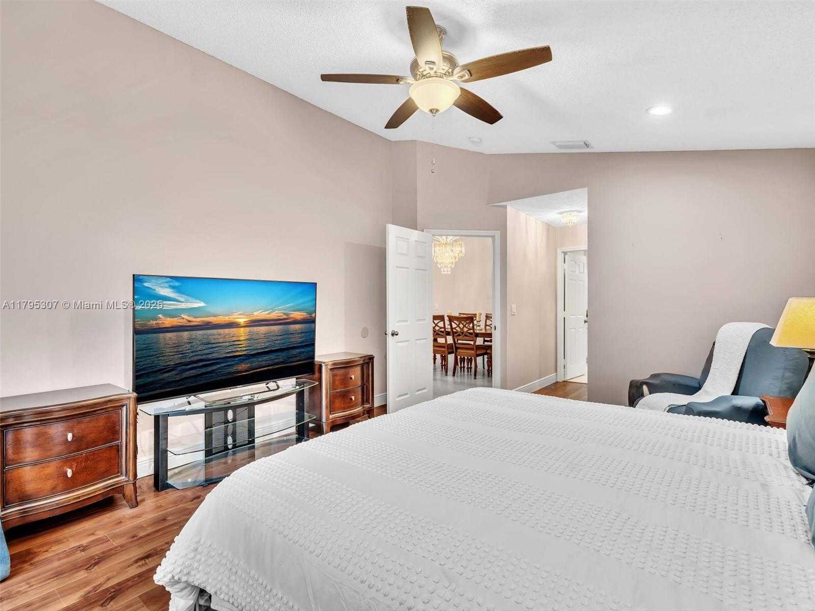 Small Image of 102 GABLES BLVD, Weston Number 23