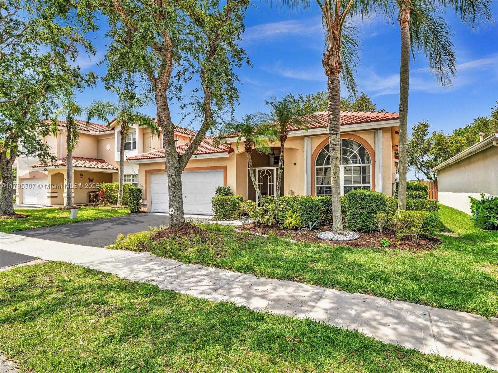 Small Image of 102 GABLES BLVD, Weston Number 3