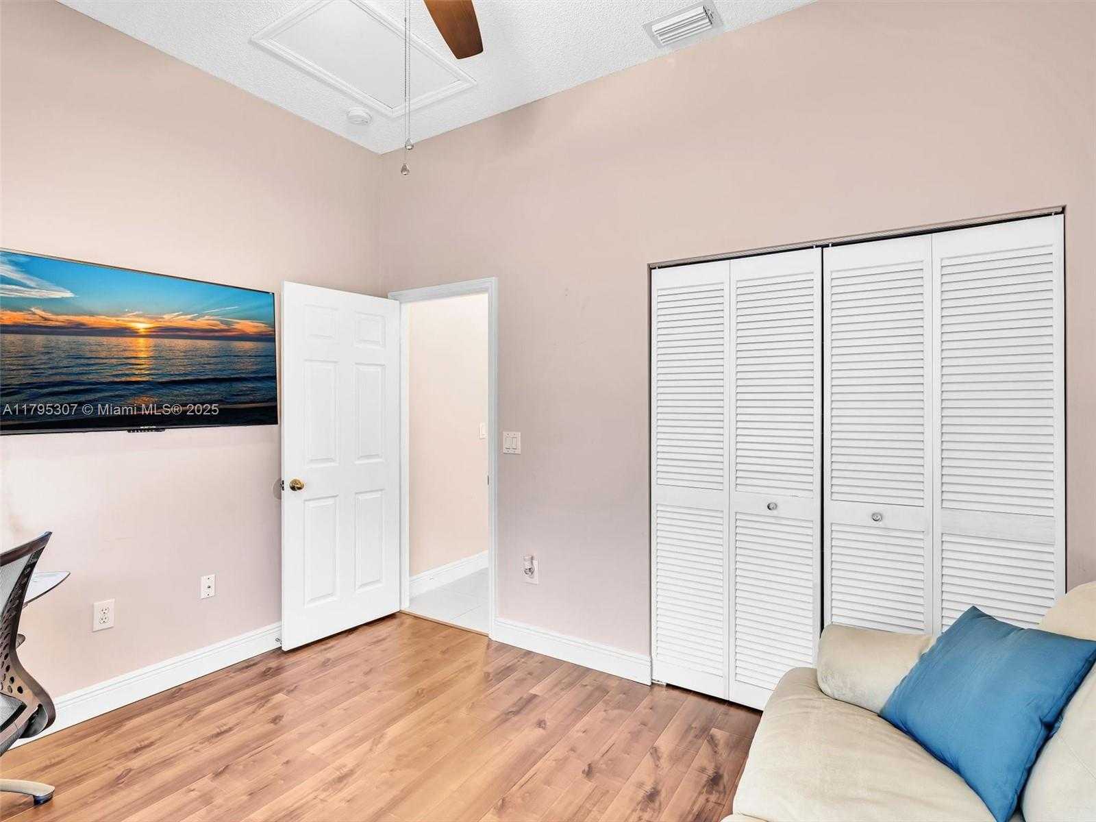 Small Image of 102 GABLES BLVD, Weston Number 33