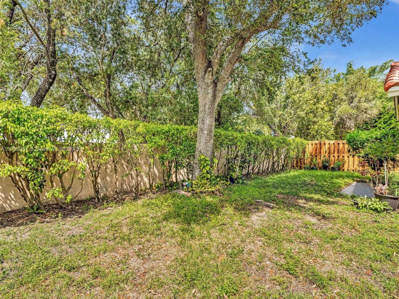 Small Image of 102 GABLES BLVD, Weston Number 35