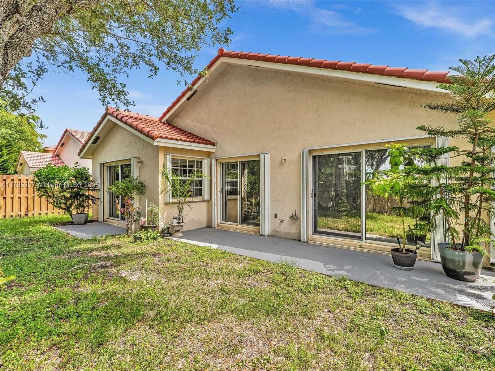 Small Image of 102 GABLES BLVD, Weston Number 36