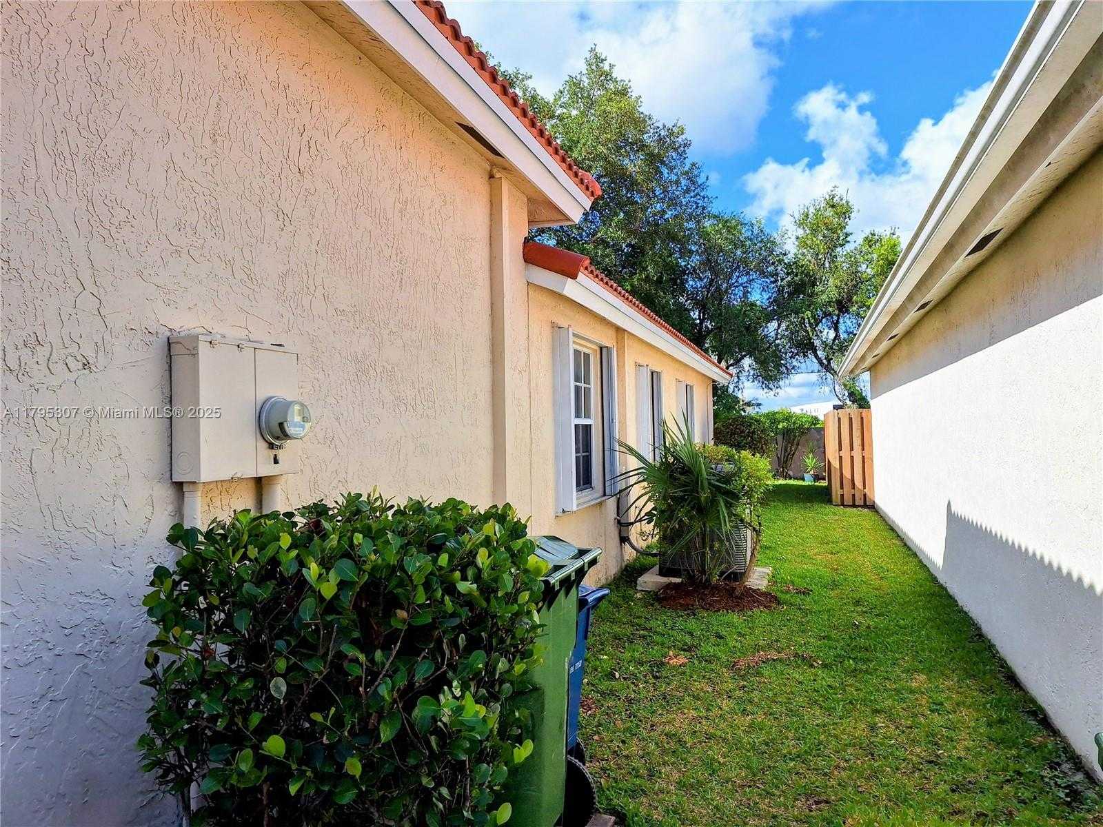 Small Image of 102 GABLES BLVD, Weston Number 37