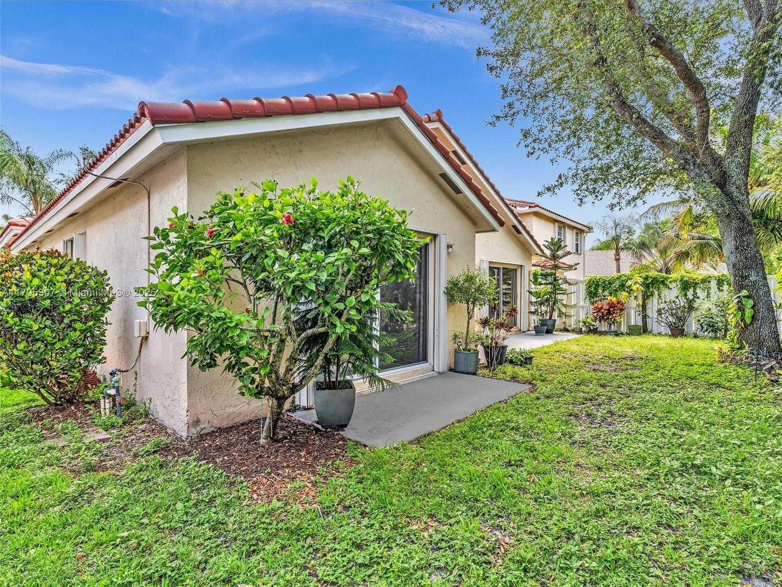 Small Image of 102 GABLES BLVD, Weston Number 38