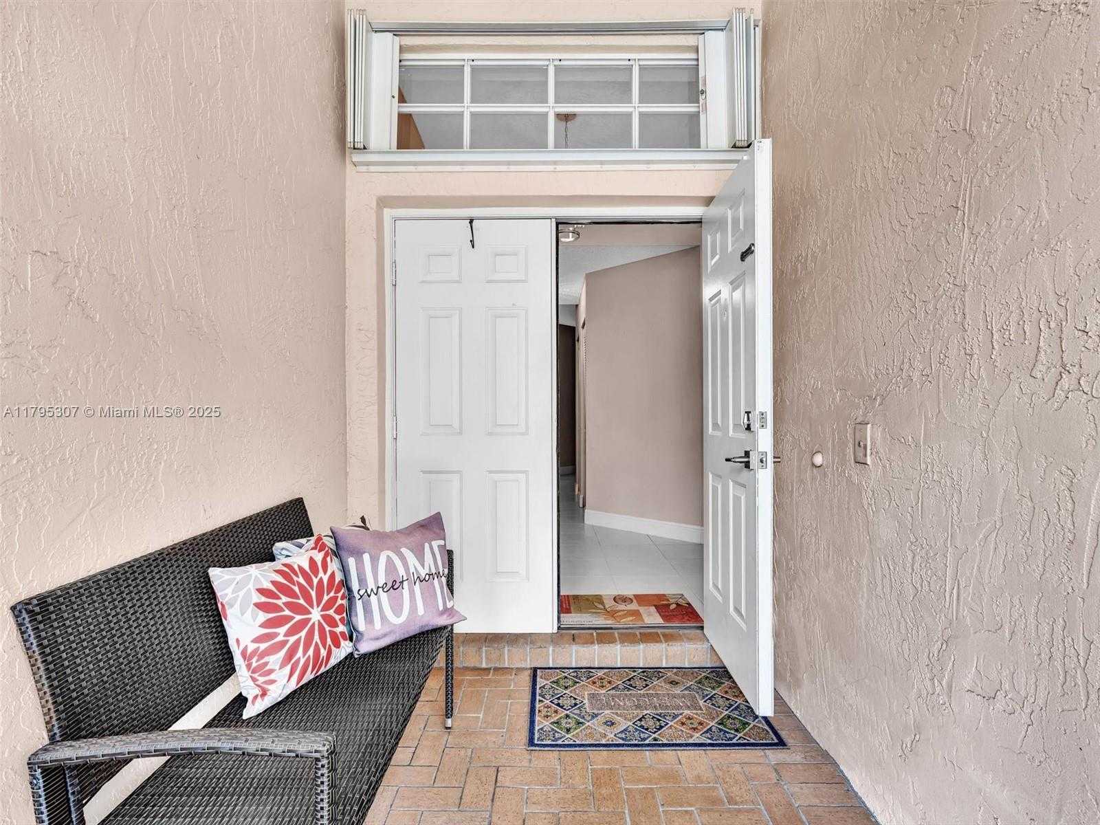 Small Image of 102 GABLES BLVD, Weston Number 4