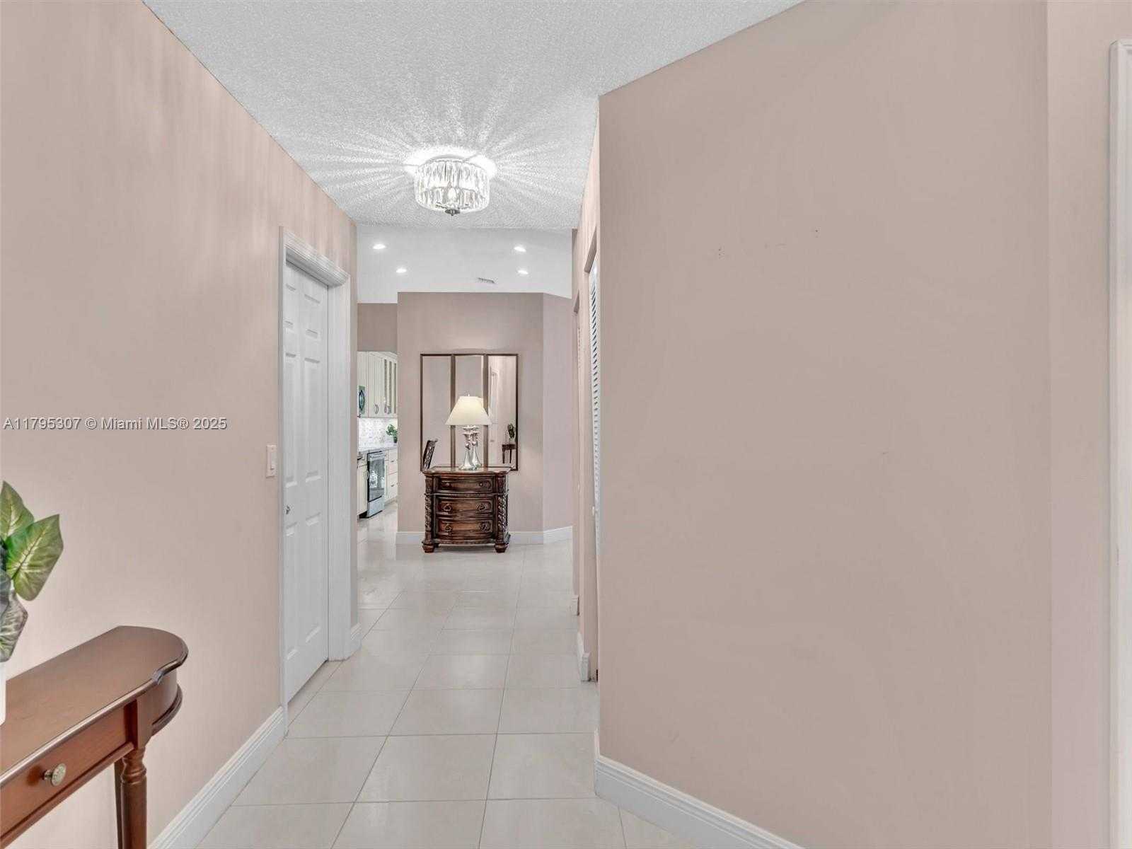 Small Image of 102 GABLES BLVD, Weston Number 5