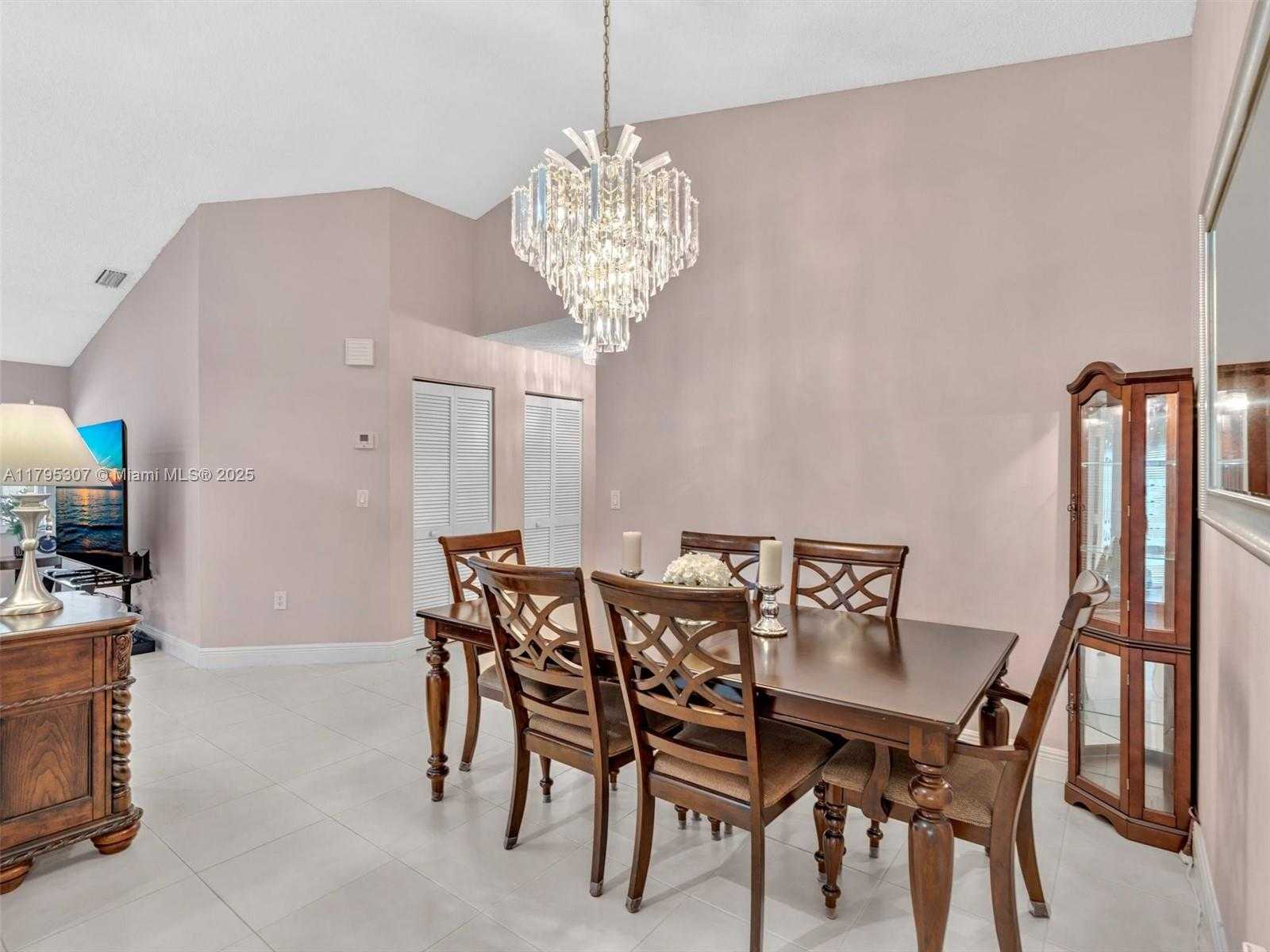 Small Image of 102 GABLES BLVD, Weston Number 9