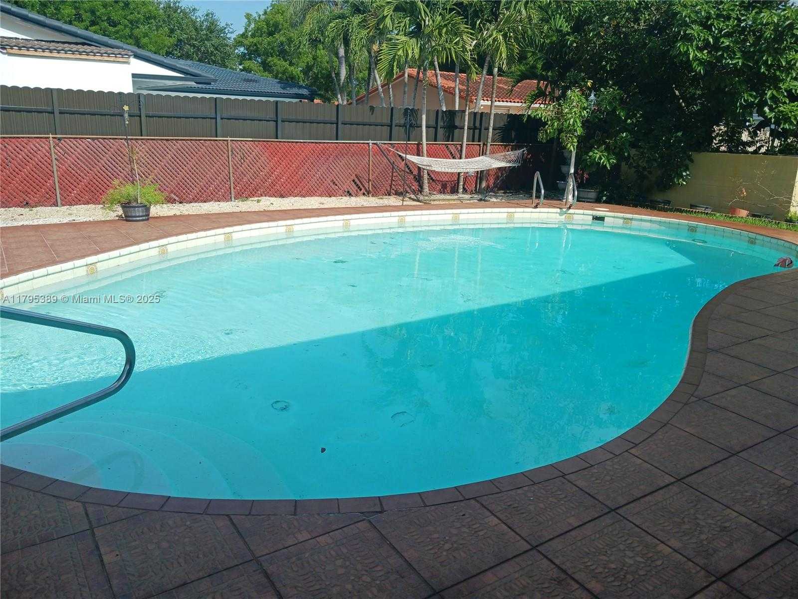 Small Image of 14020 ALAMANDA AVE, Miami Lakes Number 13