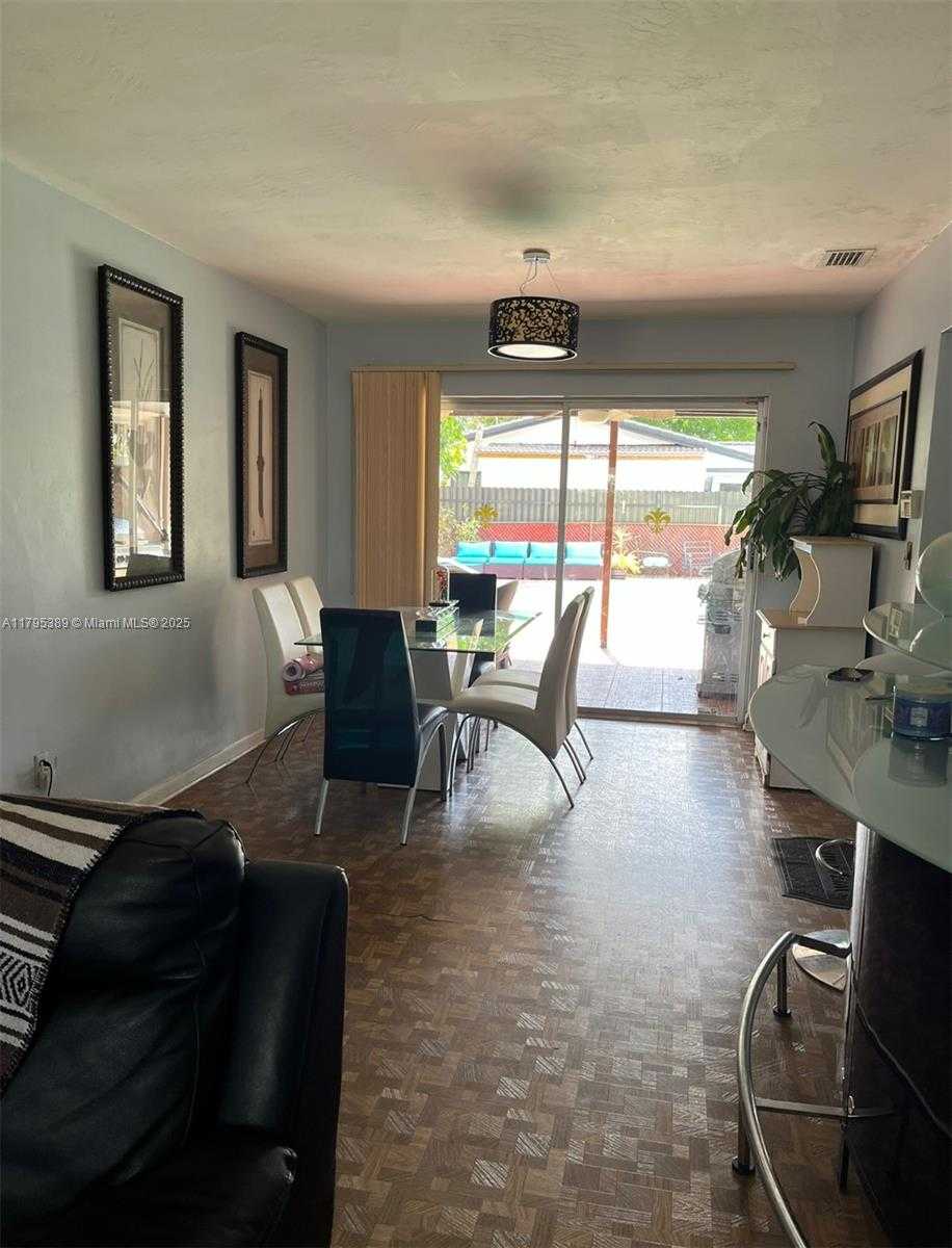 Small Image of 14020 ALAMANDA AVE, Miami Lakes Number 2