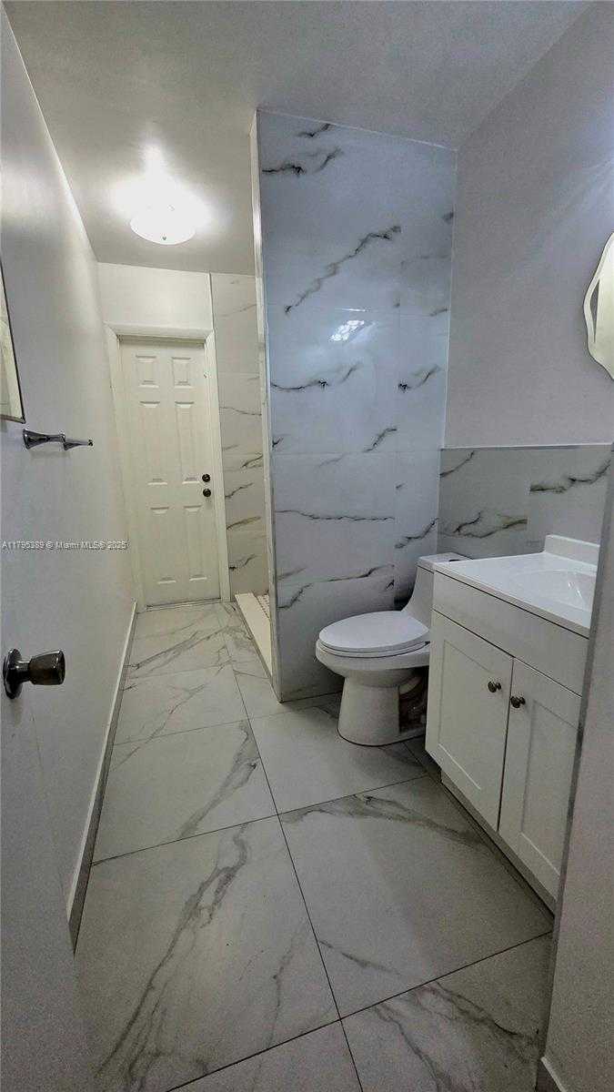 Small Image of 14020 ALAMANDA AVE, Miami Lakes Number 20