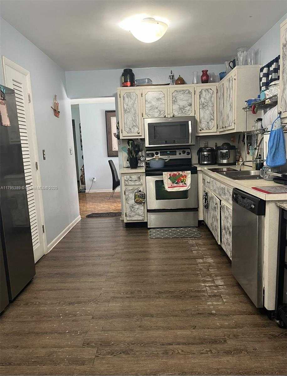 Small Image of 14020 ALAMANDA AVE, Miami Lakes Number 3