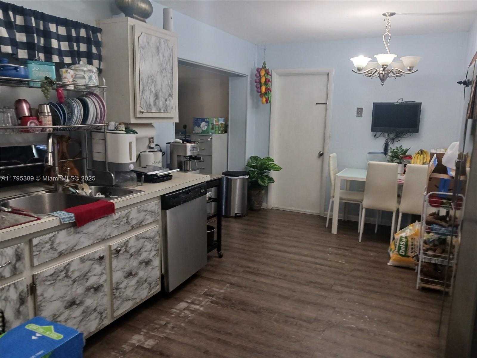 Small Image of 14020 ALAMANDA AVE, Miami Lakes Number 5
