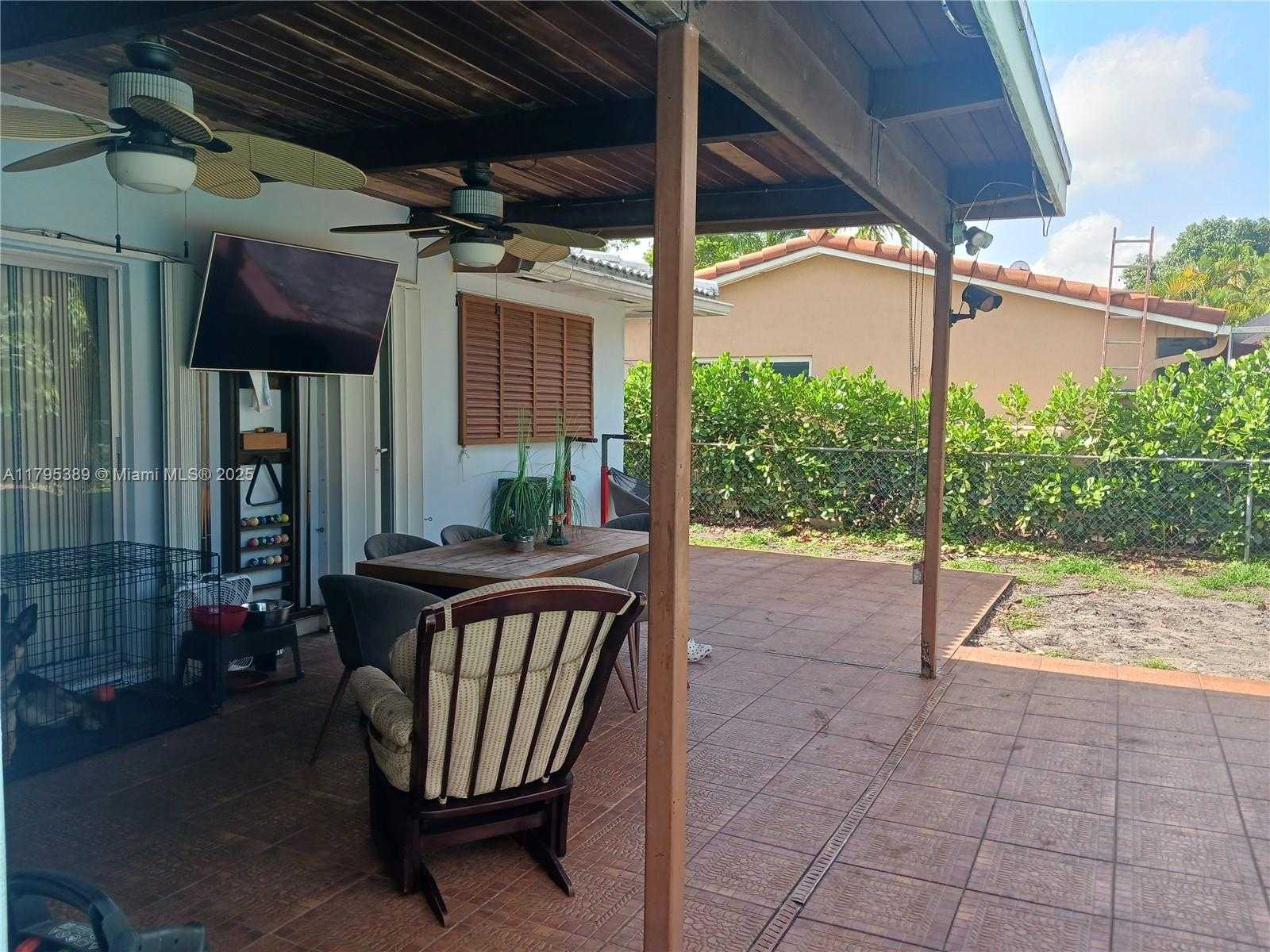 Small Image of 14020 ALAMANDA AVE, Miami Lakes Number 8