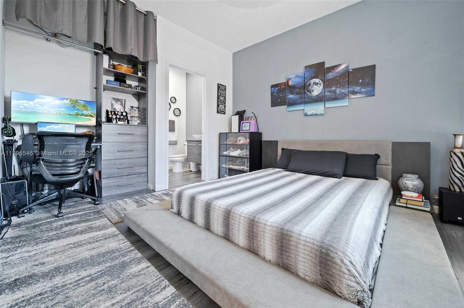 Small Image of 15870 NORTH WEST 10TH ST, Pembroke Pines Number 24