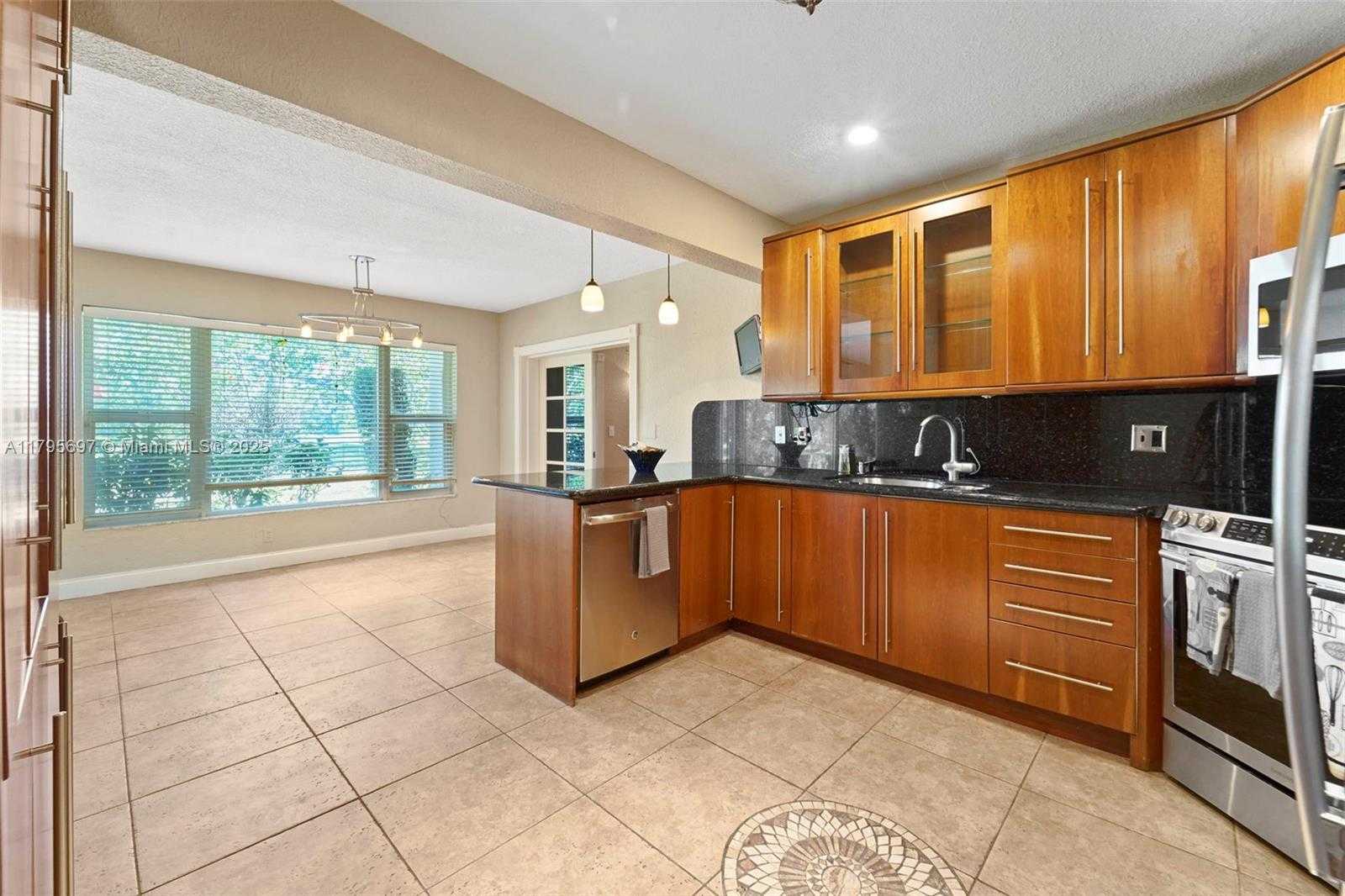 Small Image of 4508 KING PALM DR, Tamarac Number 8