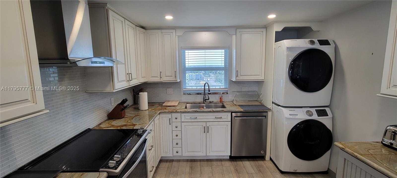Small Image of 3040 LAKE SHORE DR PH2, Riviera Beach Number 13