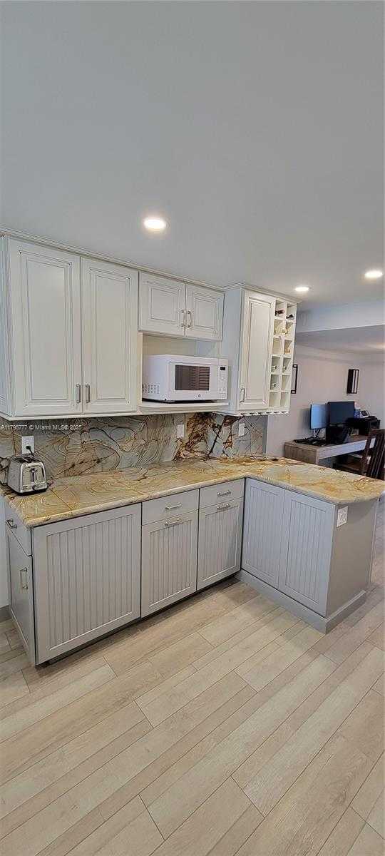 Small Image of 3040 LAKE SHORE DR PH2, Riviera Beach Number 16