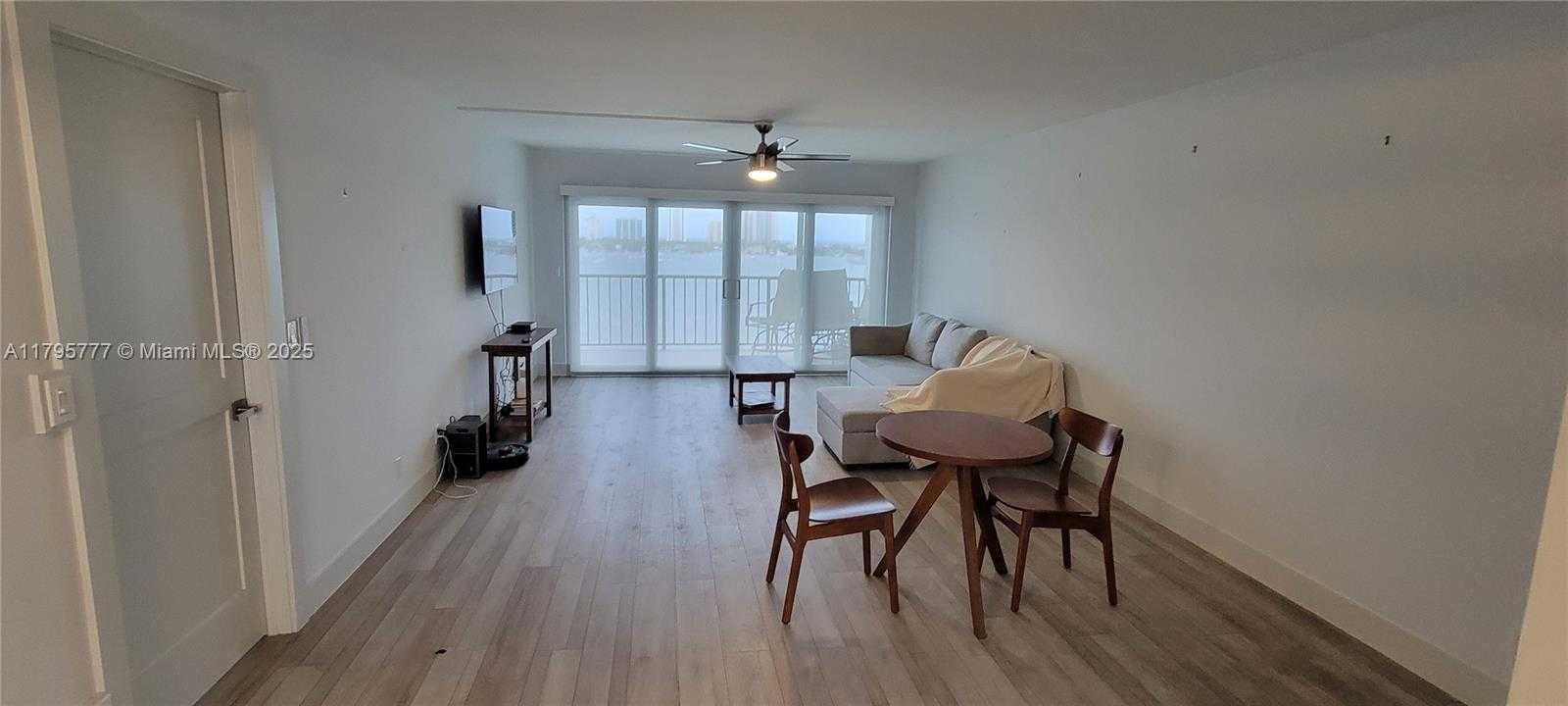 Small Image of 3040 LAKE SHORE DR PH2, Riviera Beach Number 17