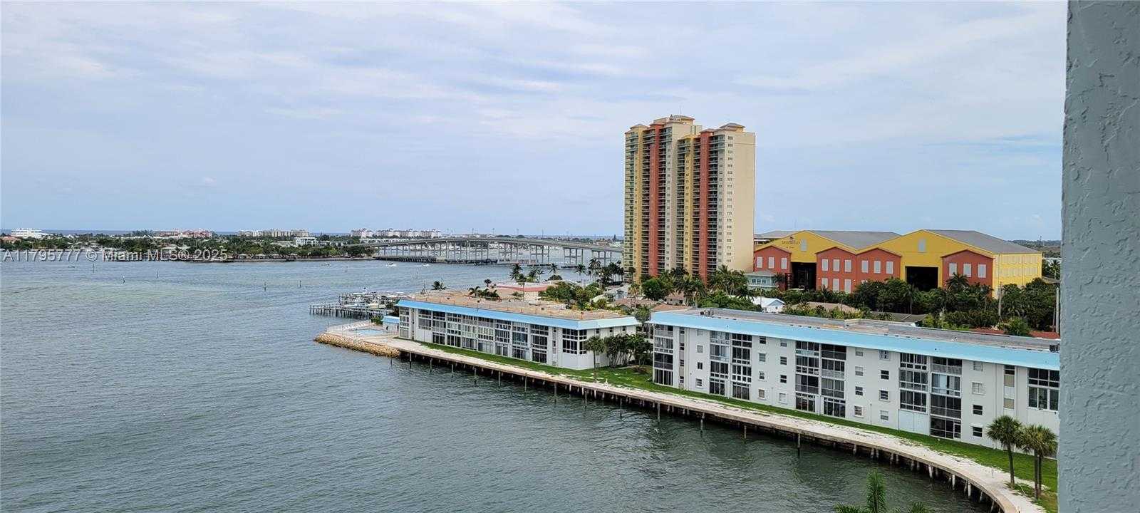 Small Image of 3040 LAKE SHORE DR PH2, Riviera Beach Number 19