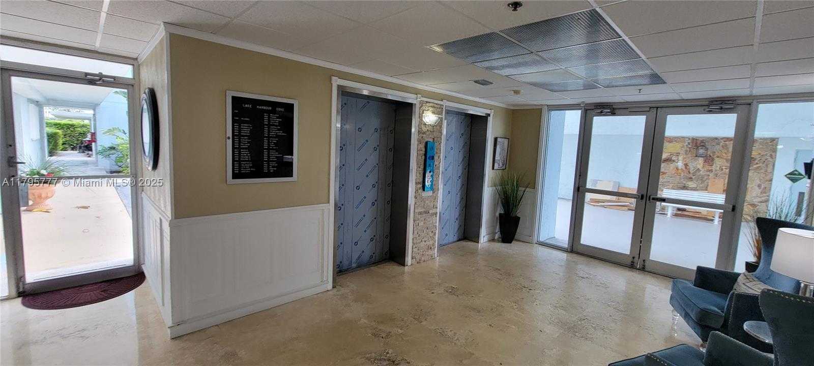 Small Image of 3040 LAKE SHORE DR PH2, Riviera Beach Number 2