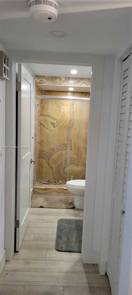 Small Image of 3040 LAKE SHORE DR PH2, Riviera Beach Number 21