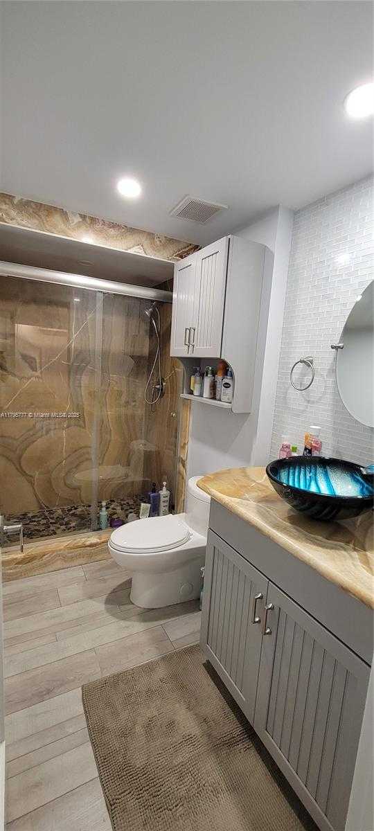 Small Image of 3040 LAKE SHORE DR PH2, Riviera Beach Number 22